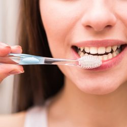 Как правильно чистить зубы щеткой
